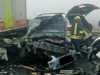 Carambol cu 7 mașini pe autostrada A1. Două persoane au fost rănite. Traficul rutier a fost blocat. FOTO