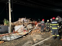 Explozie într-o casă din Dej, urmată de incendiu. Un bărbat, găsit decedat sub dărâmături |VIDEO