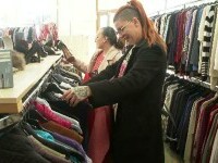 Prețurile mai mici, dar și povestea din spate îi împinge pe tineri să aleagă tot mai des hainele de tip second-hand