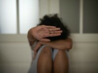 ONG-urile cer Parlamentului să urgenteze adoptarea legii pentru prevenirea femicidului. Măsurile vizează protecția femeilor