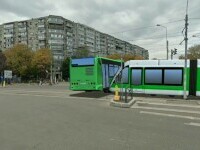 Imagini șocante. Momentul în care un tramvai intră în plin într-un autobuz, în București. Numeroși răniți
