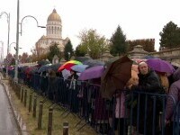 Ultimele zile de acces la altarul Catedralei Naționale. Credincioșii au așteptat câte 5 sau 6 ore în ploaie