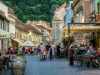 oameni pe strada brasov