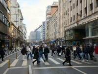 oameni pe strada