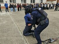 Jandarmii din Bacău au făcut o demonstrație spectaculoasă pentru câțiva elevi veniți în vizită la unitate. „Mi-a plăcut mult”