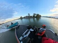 Două bărci s-au ciocnit frontal la un concurs de pescuit, în Delta Dunării. Un om a fost aruncat în aer la impact. VIDEO