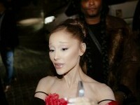 Ariana Grande, apariție plină de eleganță la Opera din Paris alături de colegii din filmul „Wicked”. GALERIE FOTO
