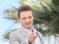 Actorul Jeremy Renner este acuzat de hărțuire sexuală. Femeia spune că s-a lăsat totuși sedusă de starul american