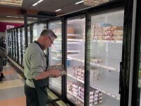 Rafturi goale de ouă în supermarketuri. Fermierii români preferă să exporte către țări care plătesc mai mult