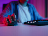 Bărbat la calculator