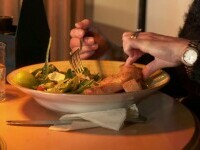 Mâncatul pe fugă și lipsa meselor regulate pot da peste cap digestia și favorizează balonarea. Explicația medicilor