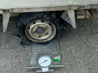 sofer cu pneuri distruse