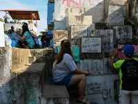 În Filipine, cei vii trăiesc printre morți. Sărăcia extremă îi forțează să transforme cimitirul în adăpost