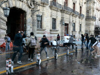 Protest împotriva politicii de securitate a guvernului din Mexic, soldat cu 120 de răniți. Manifestanții au atacat barierele