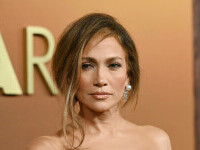 Jennifer Lopez, apariție plină de eleganță la Governors Awards 2025. Ce ținută a purtat. GALERIE FOTO