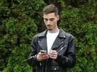 Rugăciuni personalizate ori spovedanii virtuale. Milioane de români folosesc aplicații religioase cu inteligență artificială