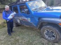 „O urgenţă absolută”. Turiști cu un bebeluș de trei luni, salvați după ce s-au rătăcit pe un drum izolat de munte din Brașov