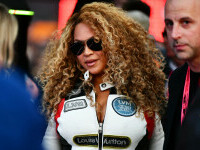 Beyoncé, apariție spectaculoasă la Formula 1 Las Vegas. Artista a purtat un costum de curse creat special pentru ea. FOTO