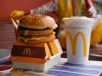 O fetiță de 2 ani a ajuns la spital după ce a băut un lichid suspect la McDonald’s în Germania. Ce ar fi primit în loc de apă