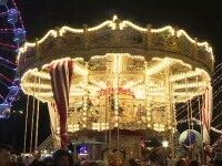 Magia sărbătorilor în București. Târgul de Crăciun din Piața Constituției a atras turiști din alte țări și orașe. „E perfect”