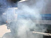 Un camion polueaza mediul inconjurator