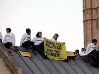 Protest la inaltime in Londra! Pe acoperisul Parlamentului, mai exact