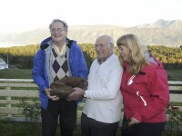 A gasit in gradina o piatra cazuta din cer care are secretul nasterii lumii