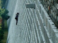 Cum a ajuns aceasta femeie catarata pe unul dintre cele mai abrupte ziduri din China
