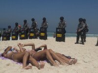 Imaginea zilei in Brazilia. Turistii, prinsi in mijlocul protestelor violente de la Rio