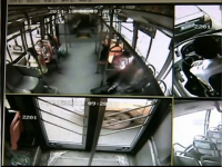 Camerele de supraveghere dintr-un autobuz au surprins momentul in care un telefon mobil a explodat in mana unei femei
