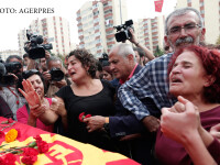 doliu in Turcia, rudele victimelor plang la inmormantare