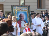 Procesiune cu relicva Papei Ioan Paul al II-lea in Capitala. Credinciosii s-au rugat la crucifixul cu sangele pontifului