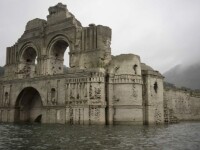 O biserica scufundata, veche de 400 de ani, a reaparut la suprafata apei, in Mexic. 