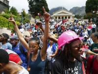 Momentul in care mai multi tineri albi formeaza un scut uman ca sa ii apere pe cei de culoare, in timpul unui protest