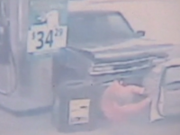 Grav accident intr-o benzinarie. O camioneta a lovit in plin o femeie care isi alimenta masina. VIDEO