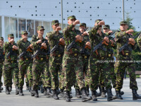 Militari participa la ceremonia acordarii Drapelului de Lupta catre Batalionul 116 Sprijin logistic “Iancu Jianu” din municipiul Craiova si sarbatoririi a 55 de ani de la infiintarea unitatii, luni 1 august 2016, la Craiova