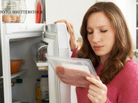 femeie se uita la alimente in frigider
