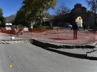 O crapatura uriasa a aparut pe o strada din Perugia, Italia, dupa cutremurul puternic de duminica