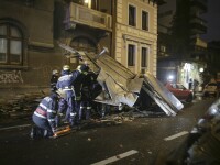 Pompieri intervin pentru indepartarea unui acoperis cazut pe carosabil, in Bucuresti,