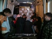 Migranţi ilegali iranieni, afgani şi irakieni, găsiţi într-un camion cu piese auto