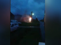 Oameni speriați în Timiș, după ce un transformator electric a luat foc