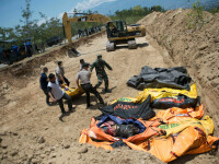 Bilanțul din Indonezia indică 844 de morți. O groapă uriașă, săpată pentru victime