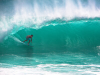 O tânără din Brazilia s-a dat cu placa de surf pe un val înalt de 20 de metri