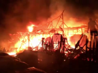 Incendiu la un depozit de construcții din Neamț. Flăcările, lichidate în 3 ore