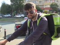 Cât ajunge să câștige lunar un curier de mâncare pe bicicletă. Rapiditatea le aduce bacșișuri mari
