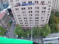 Un acrobat a mers pe sârmă la 53 de metri înălţime, fără nicio măsură de siguranţă
