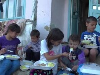 Roxana a primit ce își dorea: piure cu carne. Prima dată i-a dat însă să mănânce fratelui mai mic. VIDEO cu reacțiile lor