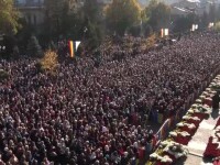 Zeci de mii de oameni așteaptă câte 12 ore la rând ca să se închine la moaștele de la Iași