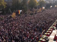 Mii de persoane au așteptat și 12 ore la rând pentru a se închina la Sf. Parascheva