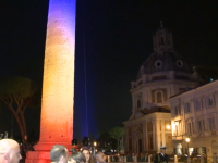 Columna lui Traian din Italia, iluminată în culorile Drapelului României, în prezența lui Klaus Iohannis. VIDEO